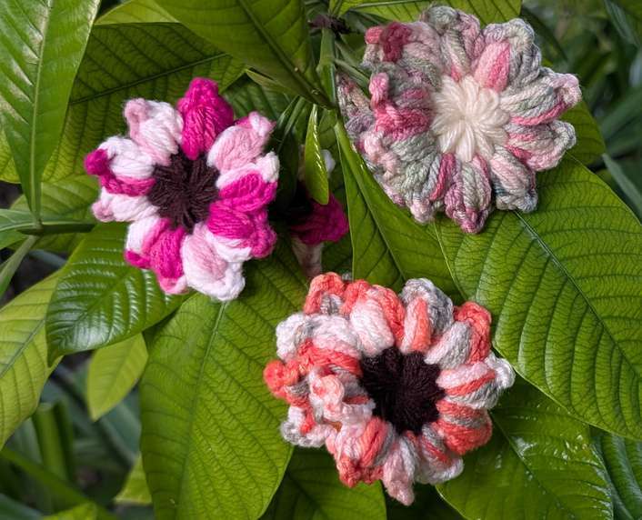 Crochet floral hair clutcher